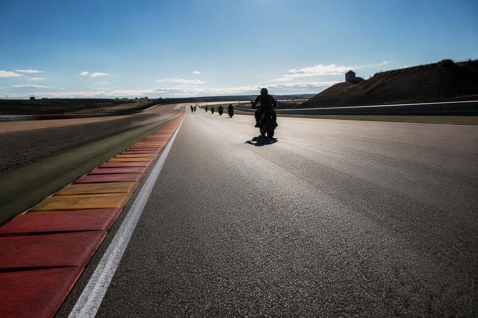 https://static.adhubmedia.com/notizie_it/wp-content/uploads/2026/08/motogp-aragon-2026-marc-marquez-domina-con-i-fratelli-marquez-e-bezzecchi-az-1788102446.jpg