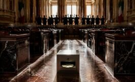 Movimento 5 Stelle contro il governo Meloni: la protesta in Aula con cassaforte e cd
