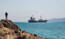 Nave mercantile attaccata nello stretto di Bab el-Mandeb: il drammatico bilancio