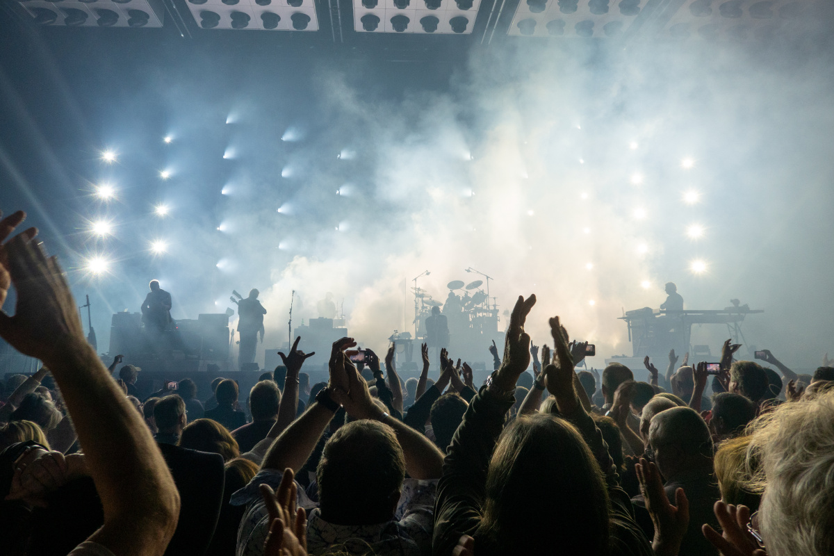 https://static.adhubmedia.com/notizie_it/wp-content/uploads/2026/08/noemi-torna-sul-palco-dopo-la-caduta-il-tour-riparte-il-16-agosto-2064f0af.jpg