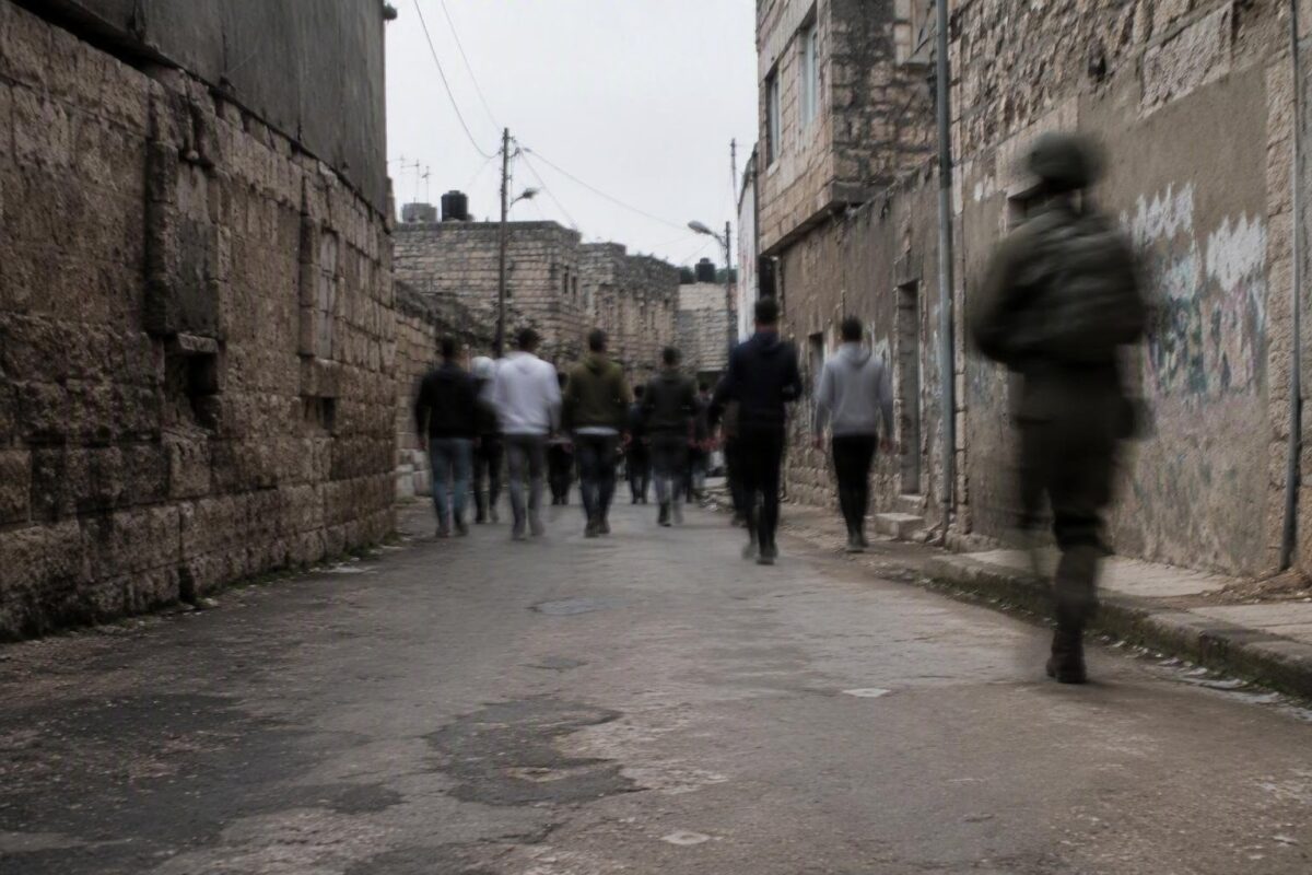 Numeri scritti sulla fronte di palestinesi durante raid in Cisgiordania