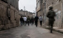 Numeri scritti sulla fronte di palestinesi durante raid in Cisgiordania