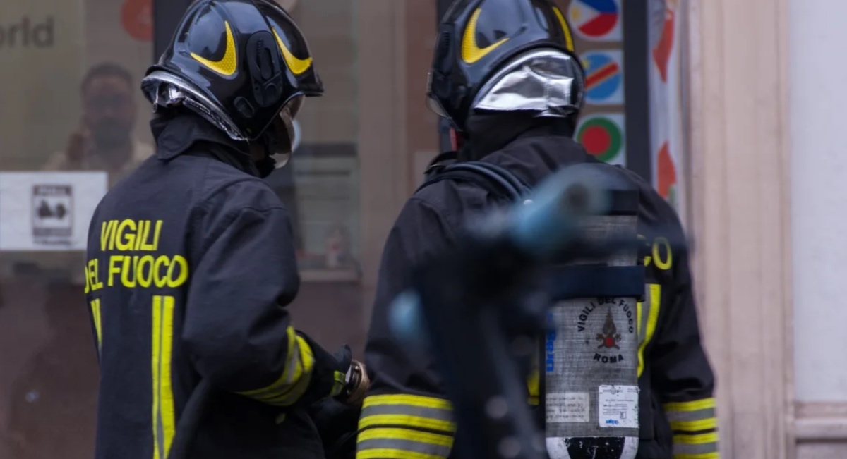 https://static.adhubmedia.com/notizie_it/wp-content/uploads/2026/08/perugia-crolla-il-tetto-di-una-palazzina-dopo-unesplosione-soccorsi-sul-posto-17e26e40.jpg