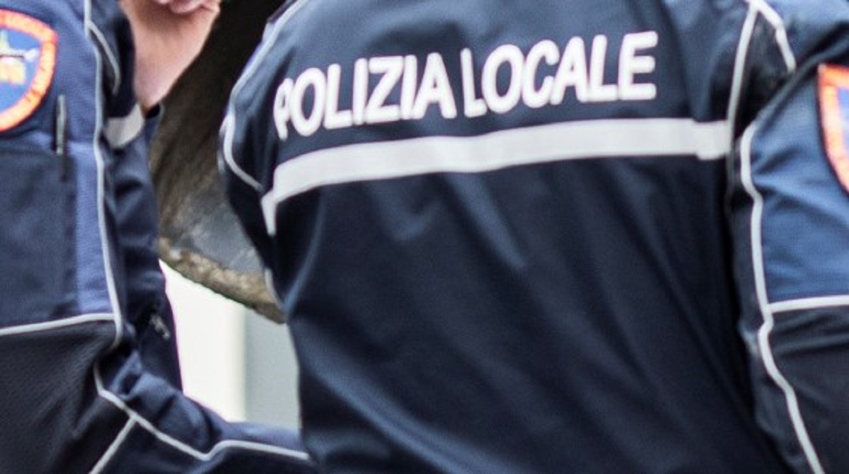 https://static.adhubmedia.com/notizie_it/wp-content/uploads/2026/08/poliziotti-arrestati-a-milano-dalla-finta-acquirente-ai-verbali-contestati-la-ri-970b28c5.jpg