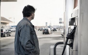 Prezzi carburanti 2026: benzina e gasolio oltre la soglia dei 2 euro