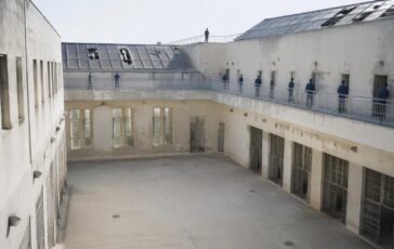 Rivolta nel carcere di Siracusa: agenti feriti durante scontro con detenuti