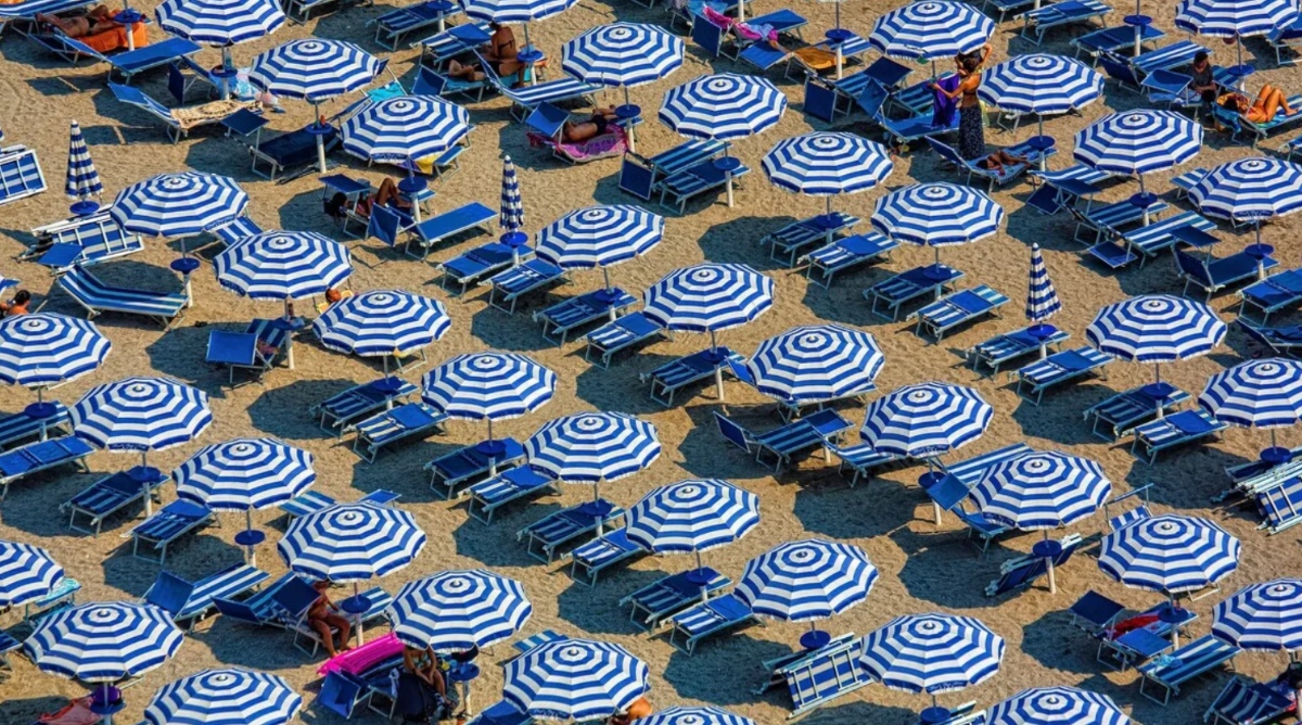 https://static.adhubmedia.com/notizie_it/wp-content/uploads/2026/08/sardegna-maxi-discarica-abusiva-in-spiaggia-il-sindaco-la-copre-con-un-enorme-te-083e54a7.jpg