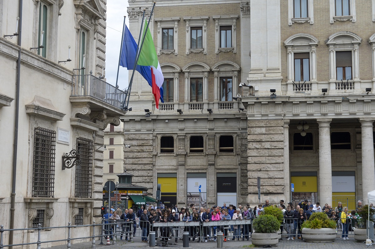 https://static.adhubmedia.com/notizie_it/wp-content/uploads/2026/08/si-collega-in-diretta-dal-bagno-durante-il-consiglio-comunale-imbarazzo-e-sconce-17c5c0b2.jpg
