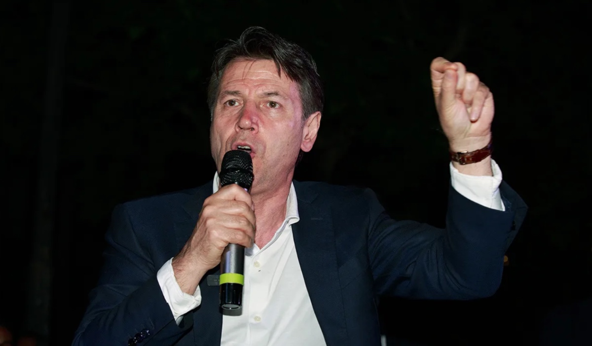 https://static.adhubmedia.com/notizie_it/wp-content/uploads/2026/08/sondaggi-politici-campo-largo-chi-vince-le-primarie-i-numeri-di-conte-e-schlein-2acaa566.jpg