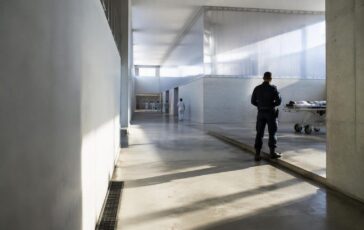 Sparatoria al pronto soccorso di Prato: agente ferisce detenuto in fuga