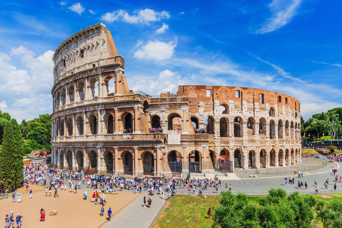 https://static.adhubmedia.com/notizie_it/wp-content/uploads/2026/08/spin-time-sette-gazebo-davanti-al-palazzo-bufera-su-gualtieri-8722dfce.jpg
