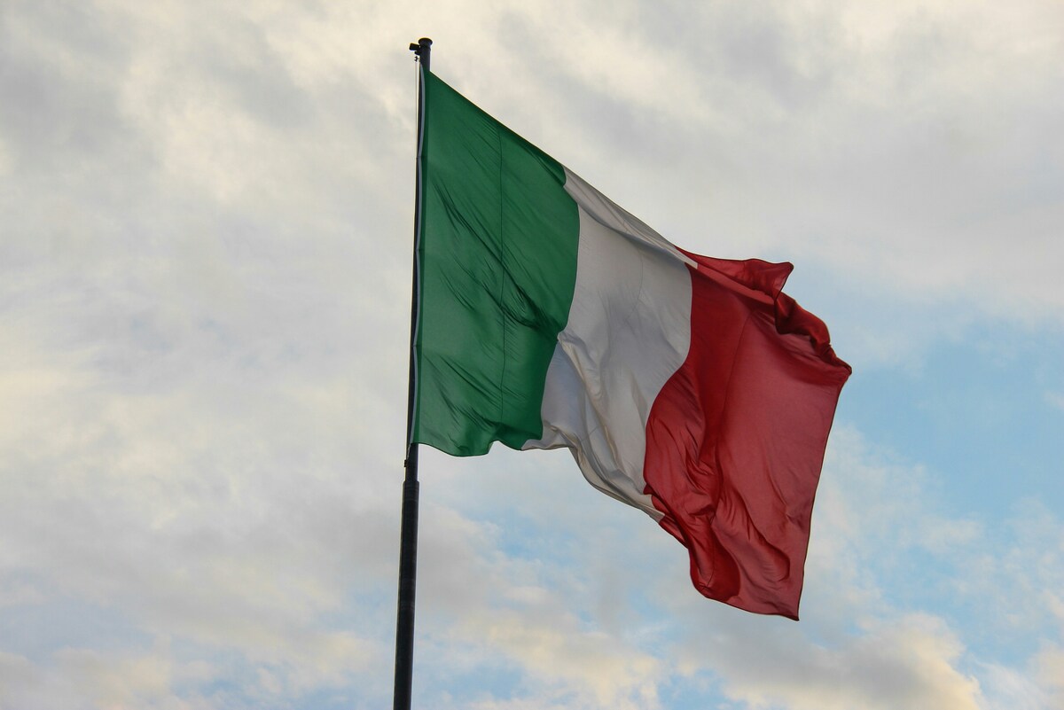 https://static.adhubmedia.com/notizie_it/wp-content/uploads/2026/08/thomas-ceccon-la-polemica-sul-tricolore-della-cuffia-dopo-il-bronzo-agli-europei-b915a96a.jpg