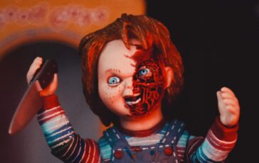 uomo mascherato bambola chucky