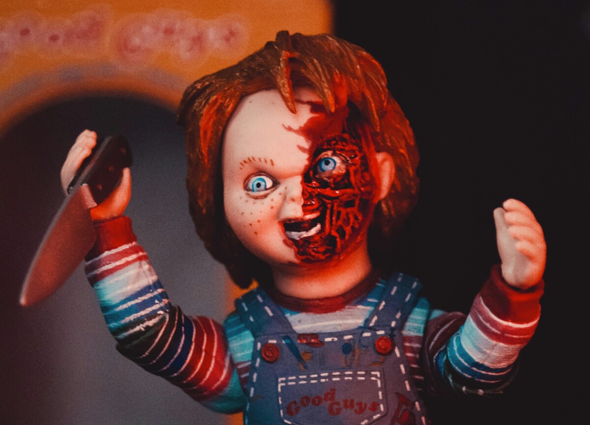 https://static.adhubmedia.com/notizie_it/wp-content/uploads/2026/08/uomo-mascherato-da-bambola-chucky-terrorizza-la-citta-e5d5730c.jpg