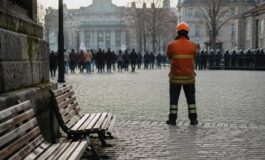 Vigili del fuoco francesi in protesta: mancano fondi e attrezzature per affrontare gli incendi