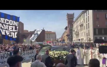 'Ciao Sandro en Milán, la última despedida a Mazzola, la llegada del ataúd a la basílica de 364x230