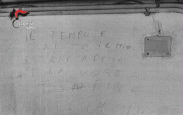A Napoli arrestato 44enne per maltrattamenti allex moglie sul muro aveva scritto Il tempo e scaduto vi uccido 364x230