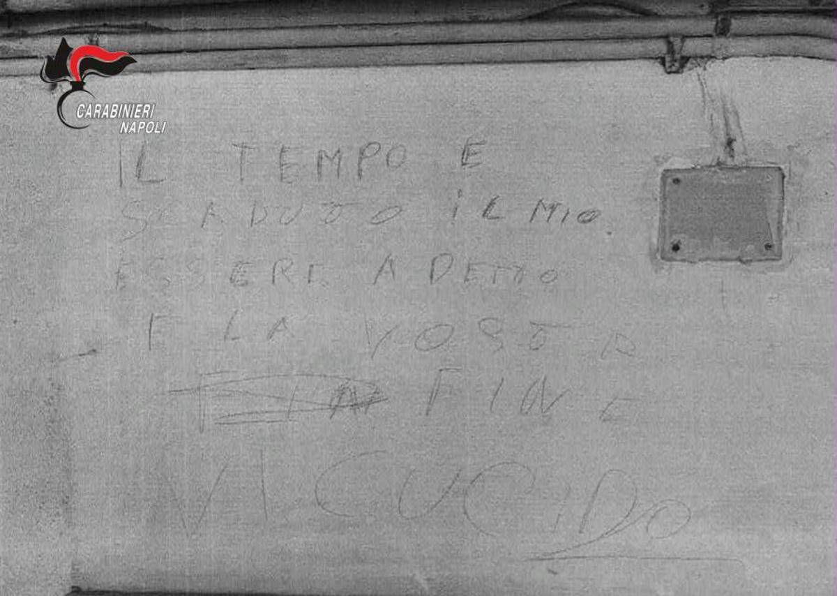 A Napoli arrestato 44enne per maltrattamenti all'ex moglie, sul muro aveva scritto: "Il tempo è scaduto vi uccido"