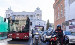 A Roma autobus sempre piu ostaggi delle auto nel centro storico viaggiano anche a 1 km lora lo studio 265x160