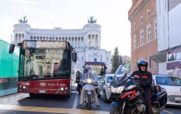 A Roma autobus sempre piu ostaggi delle auto nel centro storico viaggiano anche a 1 km lora lo studio 364x230