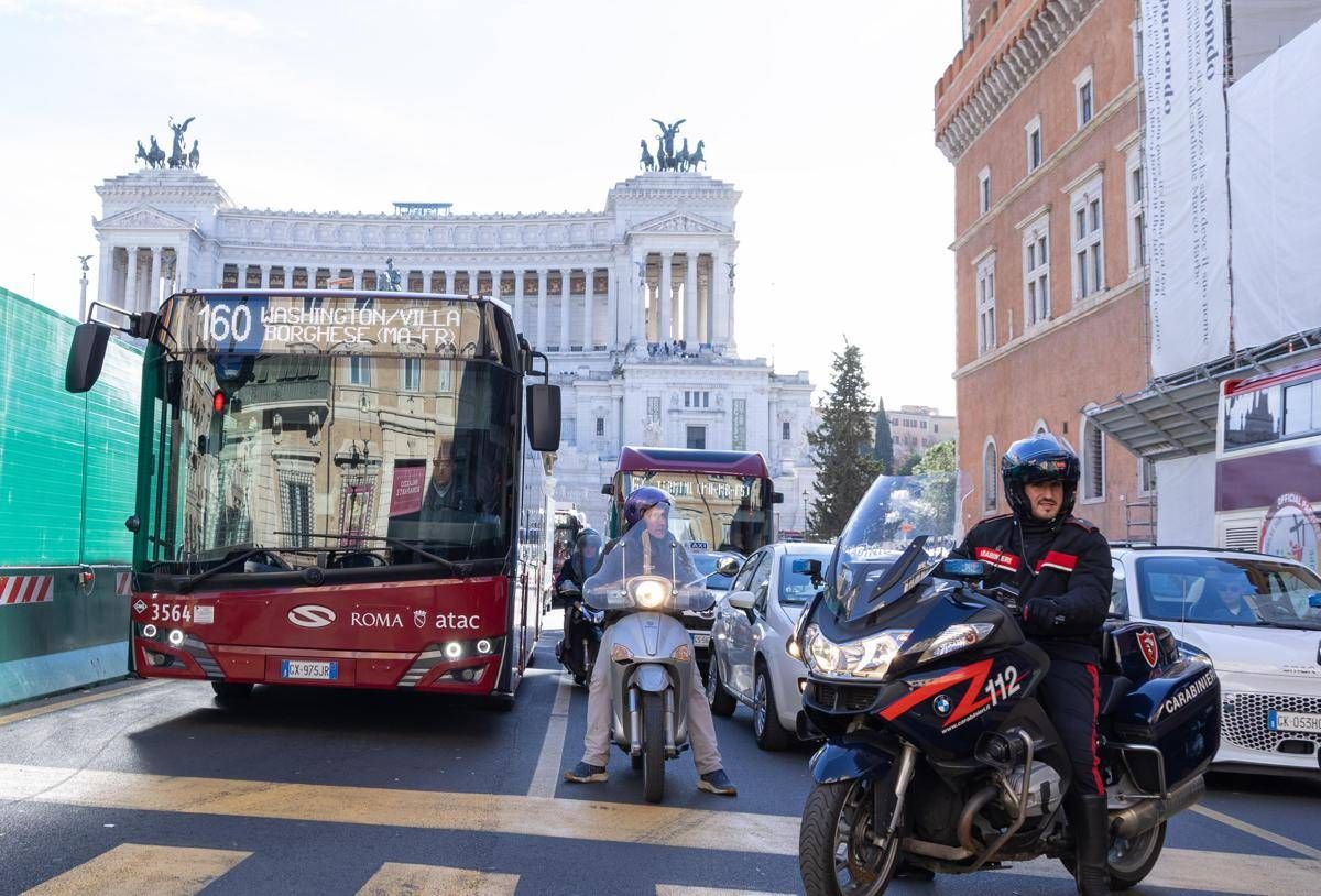 A Roma autobus sempre più 'ostaggi' delle auto, nel centro storico viaggiano anche a 1 km l'ora: lo studio