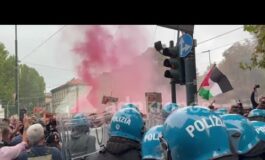 A Torino cori e fumogeni al presidio contro Vannacci Vattene 265x160