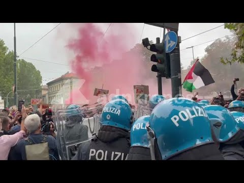 A Torino cori e fumogeni al presidio contro Vannacci: "Vattene"