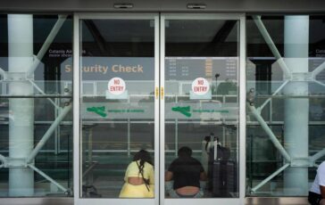 Aeroporto di Catania voli sospesi per la cenere vulcanica stop fino alle 12 di domenica 27 settembre 364x230