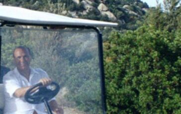 Berlusconi figli e amici storici arrivati in Sardegna pranzo di famiglia a Villa Certosa in ricordo del Cav 364x230