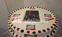 Berlusconi una maxi torta per i 90 anni dolce da 10 chili con foto del Cav che pulisce la sedia di Travaglio da Santoro 265x160