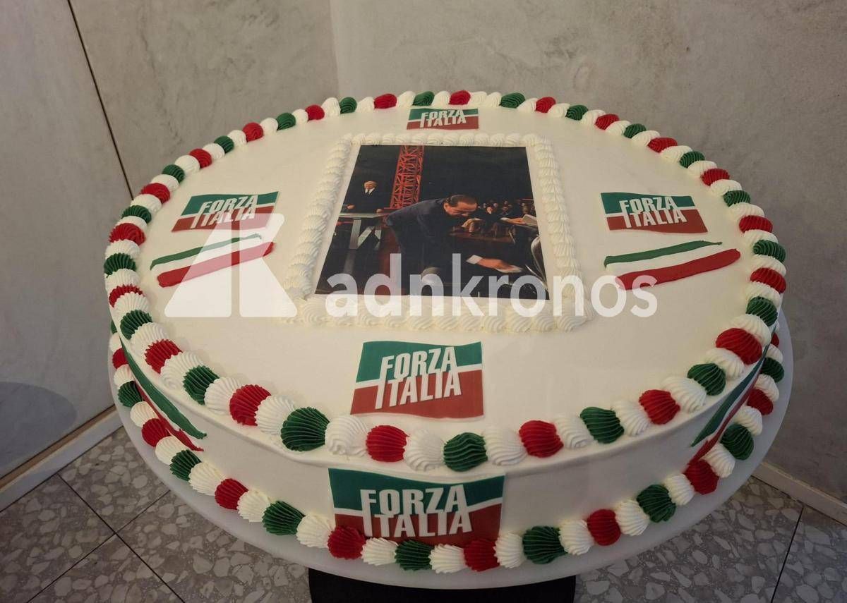 Berlusconi, una maxi torta per i 90 anni: dolce da 10 chili con foto del Cav che 'pulisce' la sedia di Travaglio da Santoro