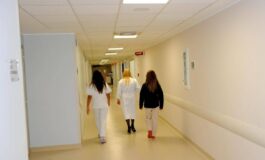 Bimbo di 7 anni scende dallauto del papa e viene investito da unauto a Prato e gravissimo 265x160