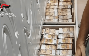 Blitz anticamorra a Napoli nascosti nel muro Rolex e banconote per piu di 3 milioni di euro la scoperta 364x230