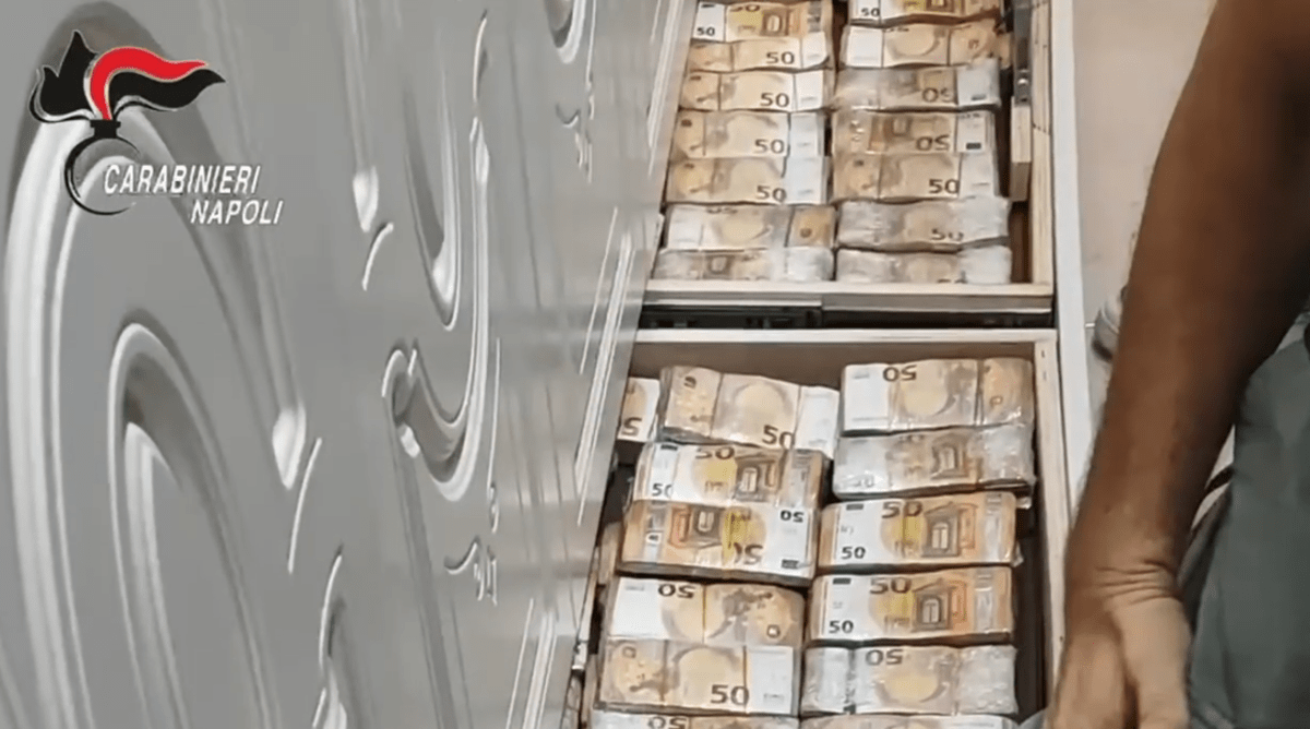 Blitz anticamorra a Napoli, nascosti nel muro Rolex e banconote per più di 3 milioni di euro: la scoperta