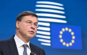 Bollo auto Dombrovskis Ce margine nella gestione dei fondi europei 364x230