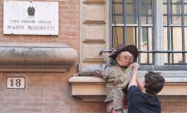 Bologna manichino di Valditara alle finestre del liceo Minghetti Nemico degli studenti 265x160
