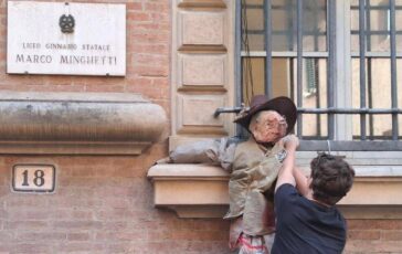 Bologna manichino di Valditara alle finestre del liceo Minghetti Nemico degli studenti 364x230