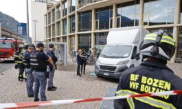 Bolzano bambina di 5 anni travolta e uccisa da un furgone la tragedia davanti al centro commerciale 265x160