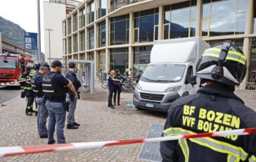 bolzano bambina di 5 anni travolta e uccisa da un furgone la tragedia davanti al centro commerciale 2
