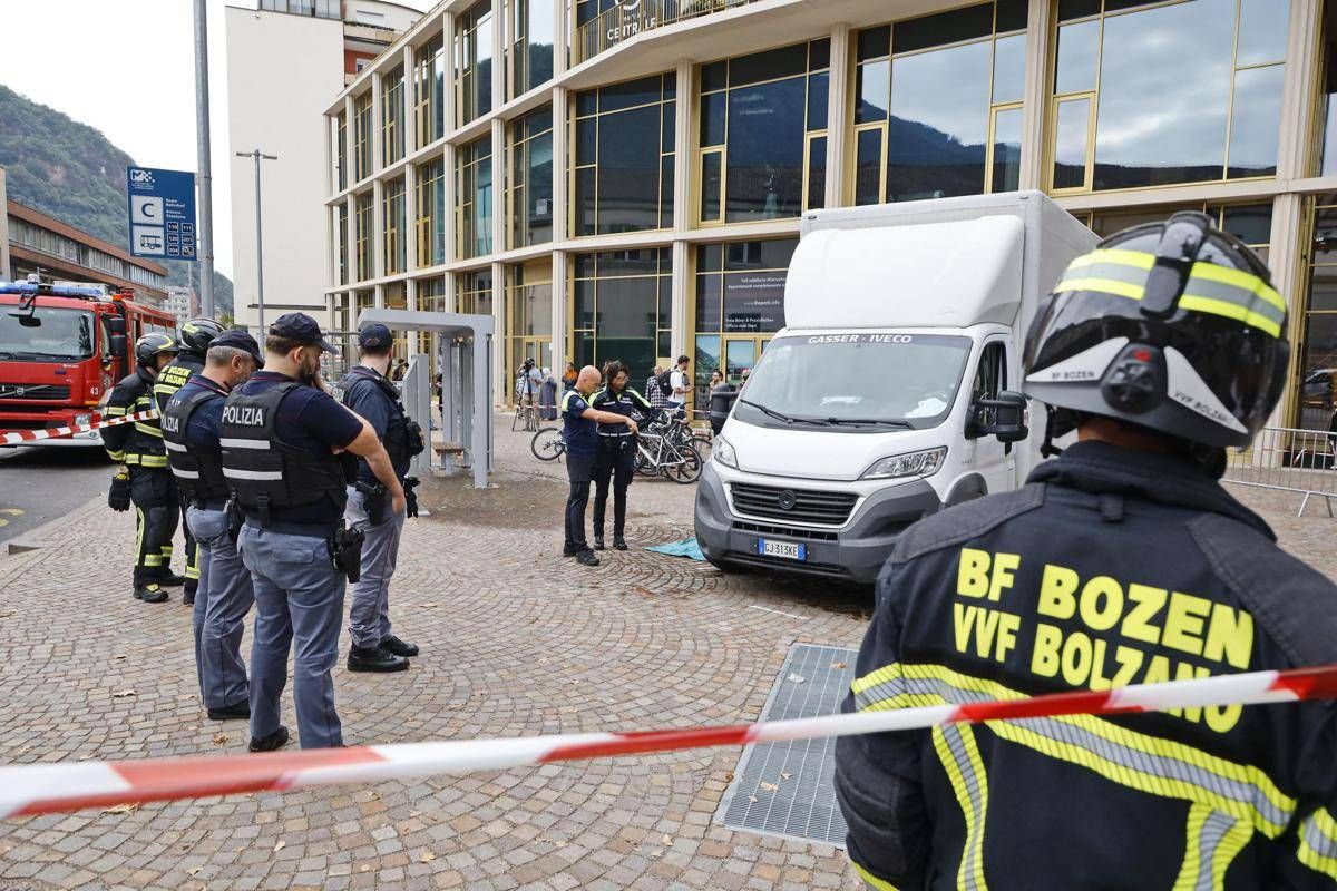 Bolzano, bambina di 5 anni travolta e uccisa da un furgone: la tragedia davanti al centro commerciale