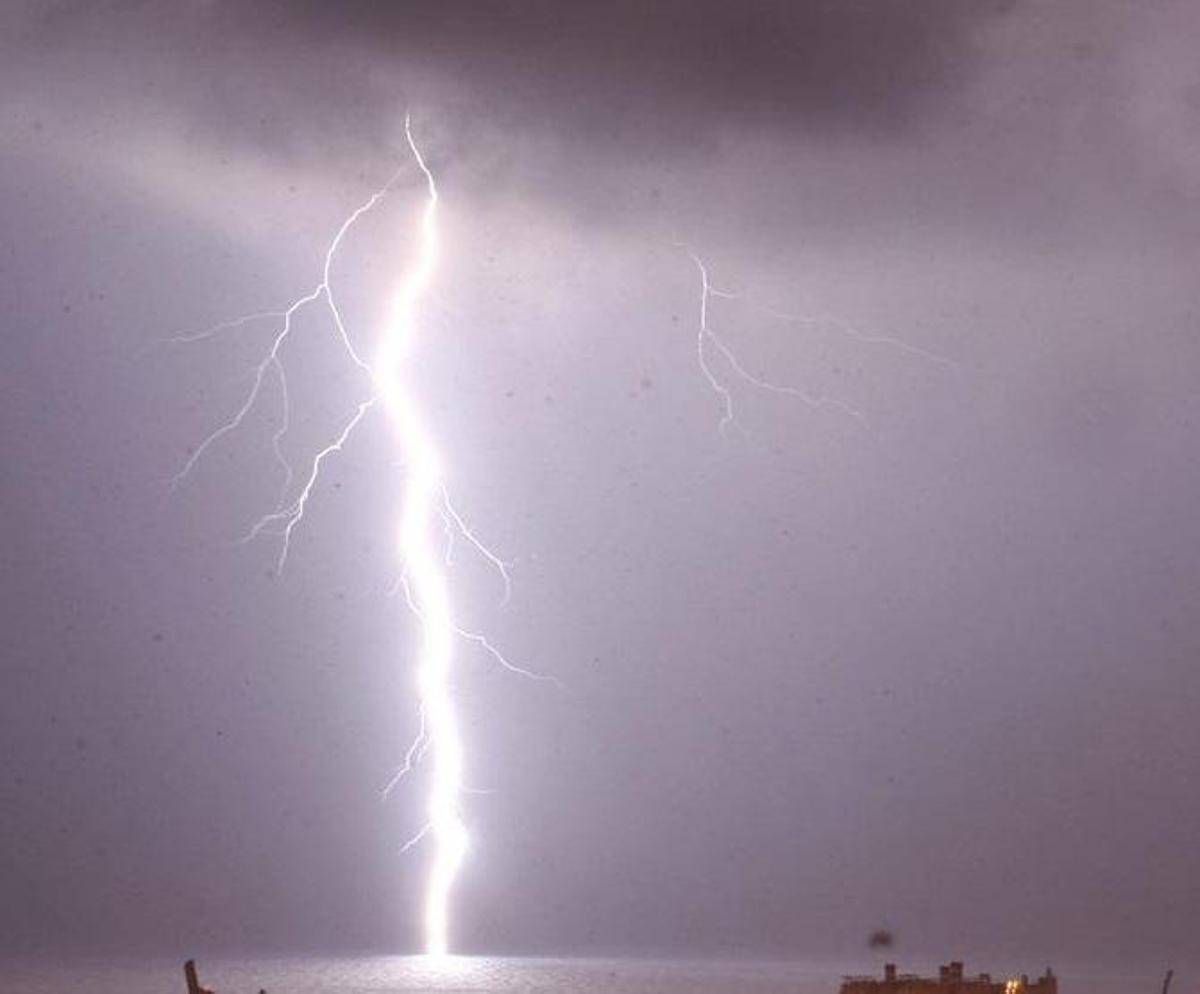 Brindisi, colpito da fulmine mentre pesca su scogli: morto un 70enne
