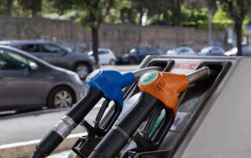 Carburanti lievissimo calo dei prezzi per benzina e diesel 364x230