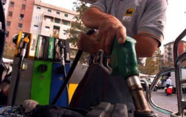 Carburanti prezzi alle stelle oggi scattano le nuove accise. Eni fissa il tetto di benzina e gasolio 364x230