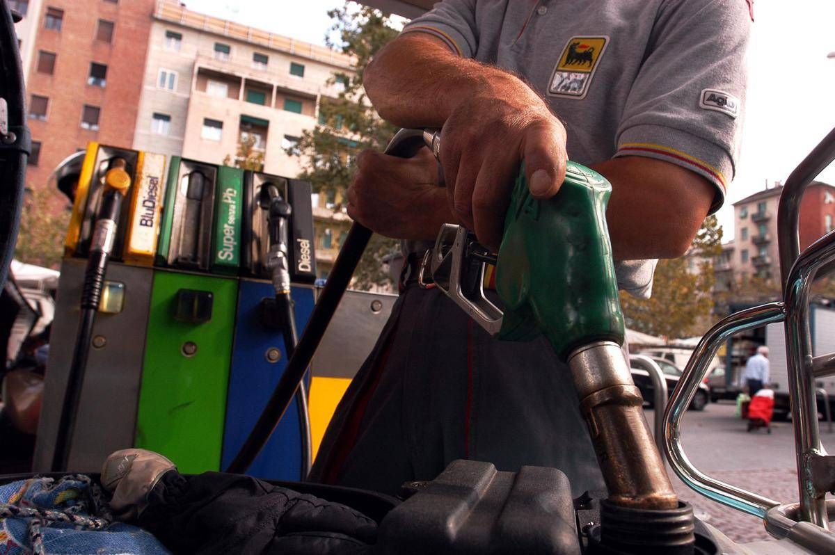 Carburanti, prezzi alle stelle: oggi scattano le nuove accise. Eni fissa il tetto di benzina e gasolio