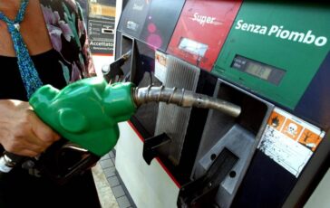 Caro carburanti Eni Da lunedi un tetto ai prezzi di benzina e gasolio per 30 giorni 364x230