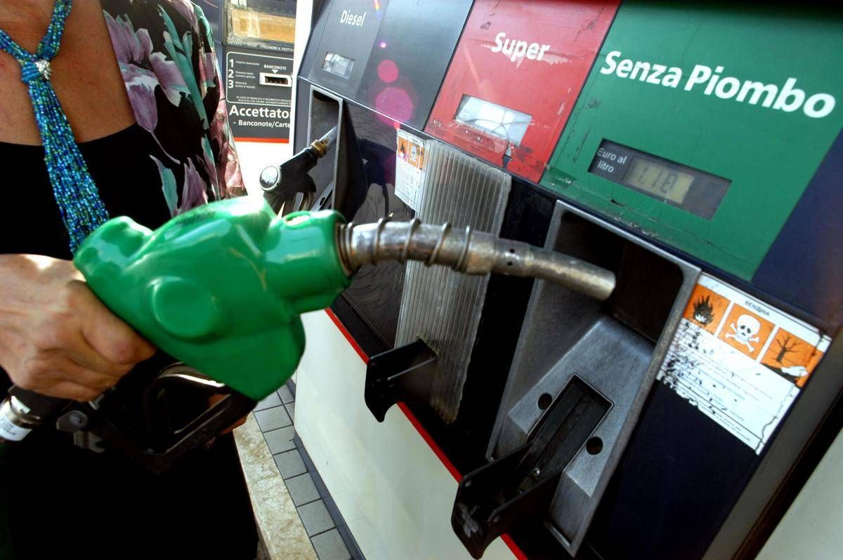 Caro carburanti, Eni: "Da lunedì un tetto ai prezzi di benzina e gasolio per 30 giorni"