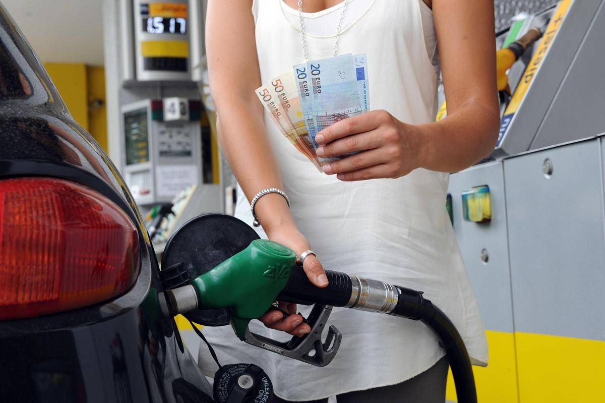 Caro carburanti, anche IP mette un tetto ai prezzi dopo Eni: sconto per 8.500 distributori