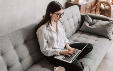 Caro energia e smart working quanto costa lavorare da casa tra pc e climatizzatore 364x230