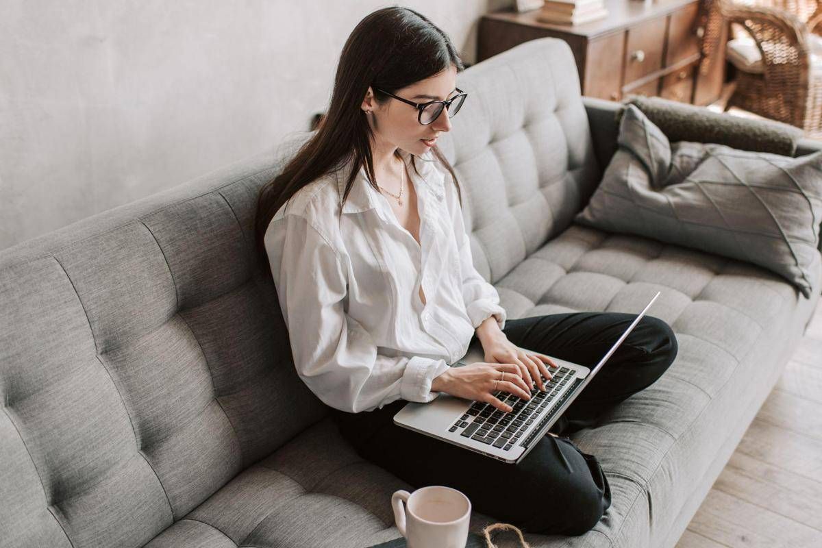 Caro energia e smart working, quanto costa lavorare da casa tra pc e climatizzatore
