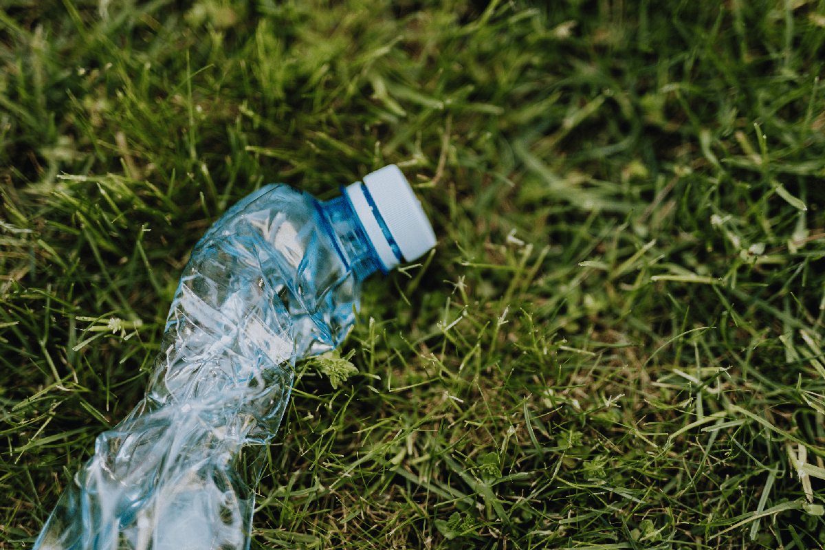 Comprano un terreno e costruiscono una casa... fatta di plastica